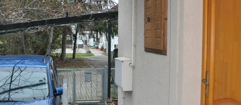 a zárt parkoló , bejárat az apartmanba