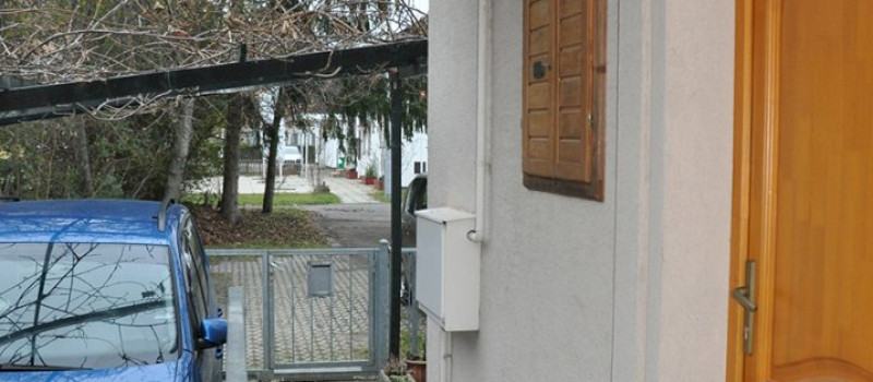 a zárt parkoló , bejárat az apartmanba