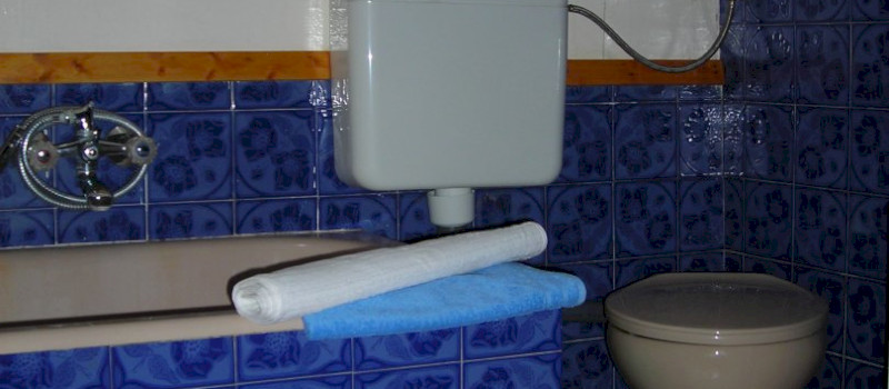Badezimmer mit Badewanne 