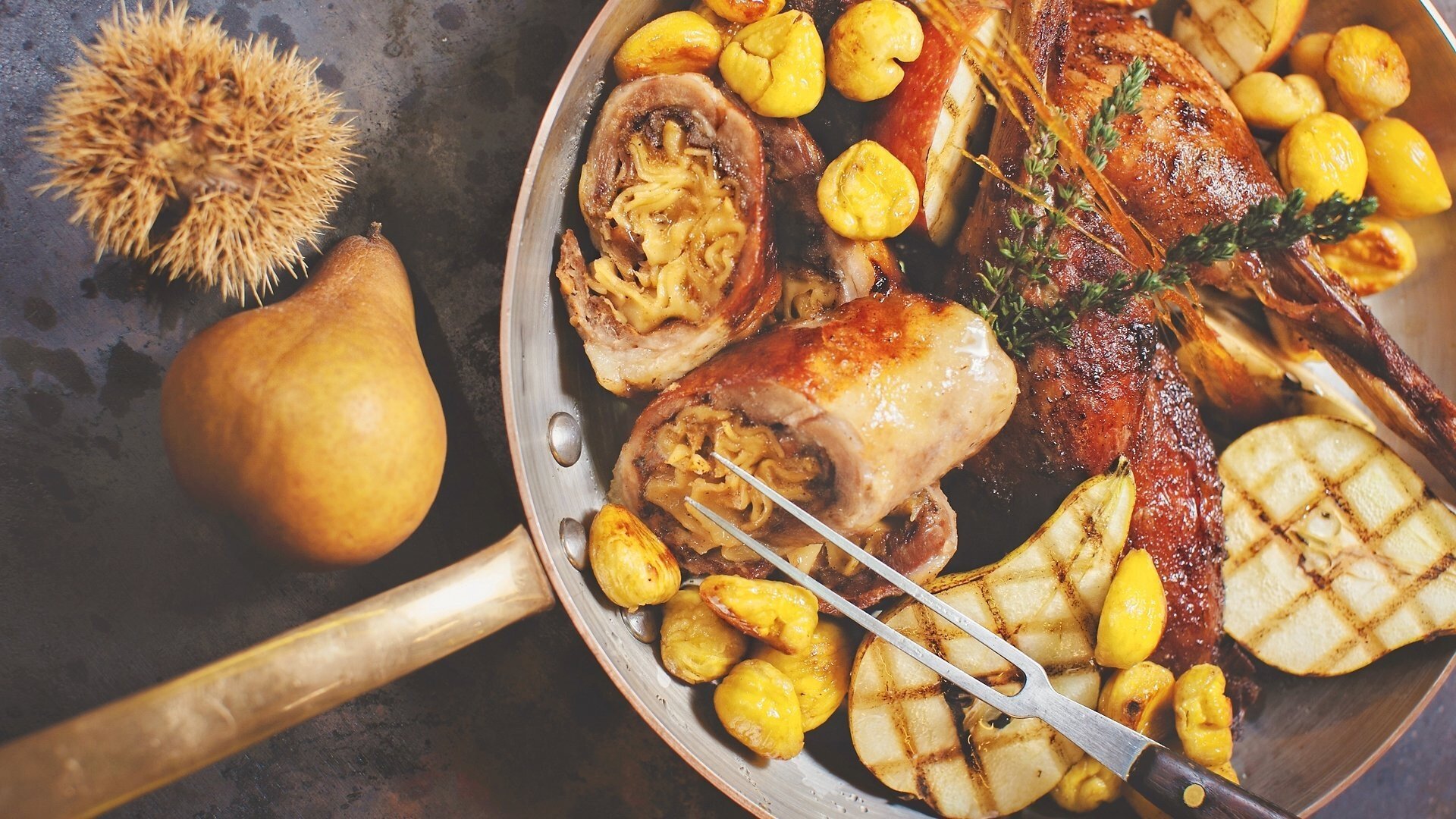 Gänsekeule mit Krautfleckerl gefüllt, gegrillte Birnen und Honig-Maroni ...