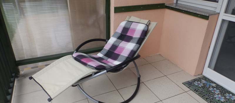 Hátsó terasz pihenőszékkel